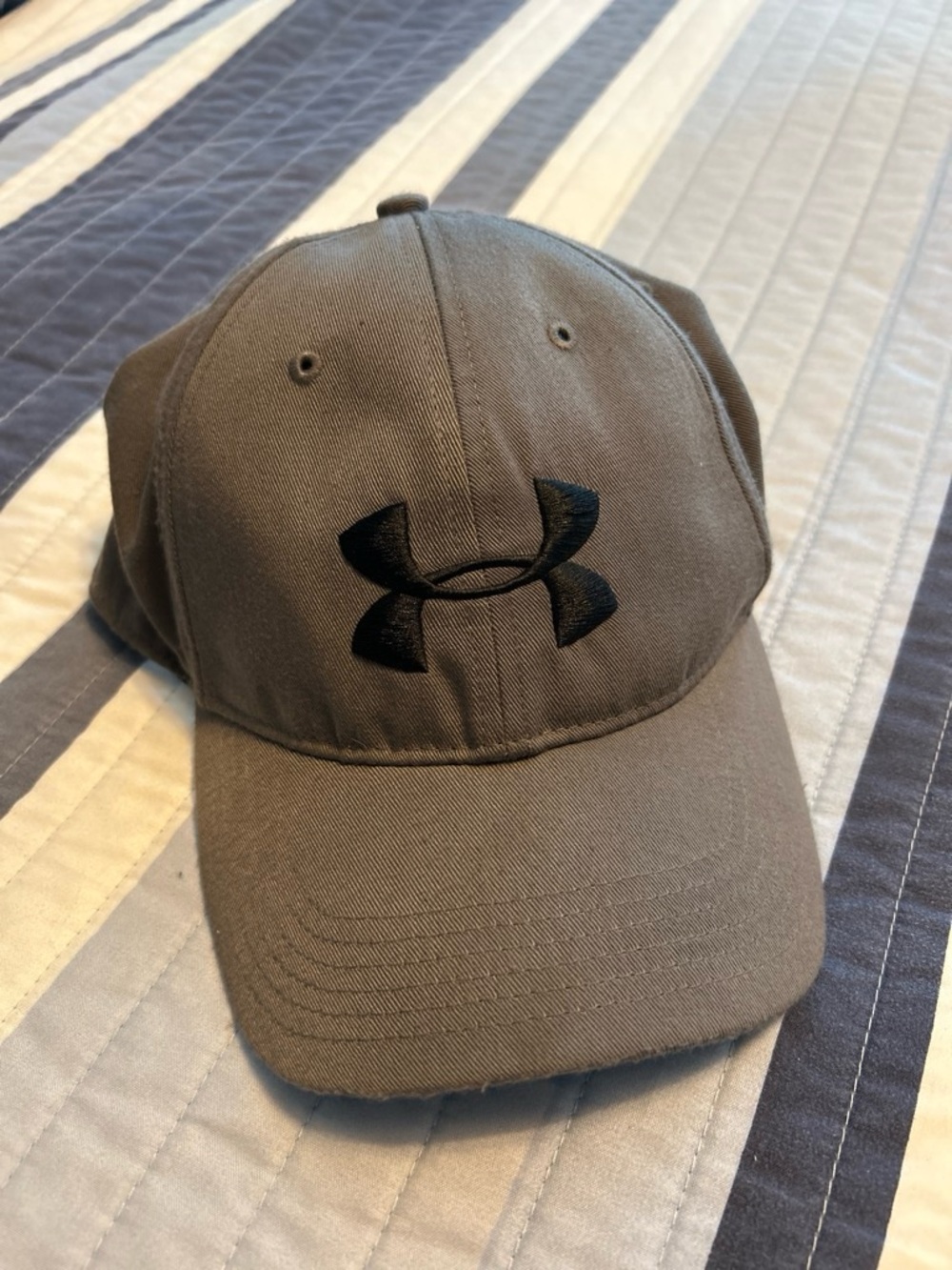 Under Armour Gray Hat with Black Logo - Men's Casual Cap